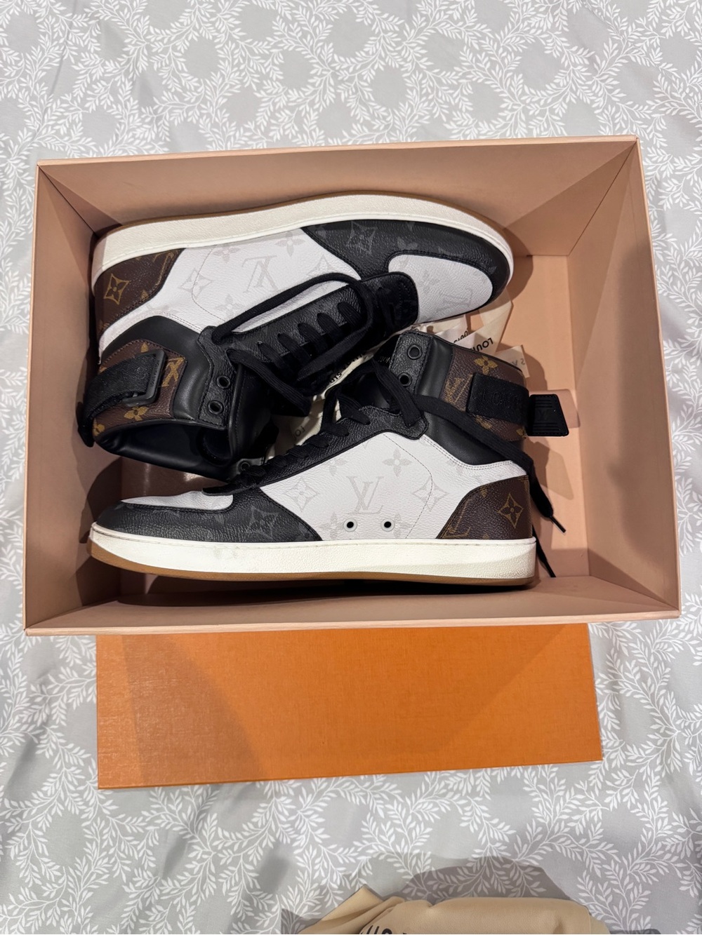 LOUIS VUITTON
Calfskin Monogram Mens Rivoli High Top Sneakers - Picture 3 of 9